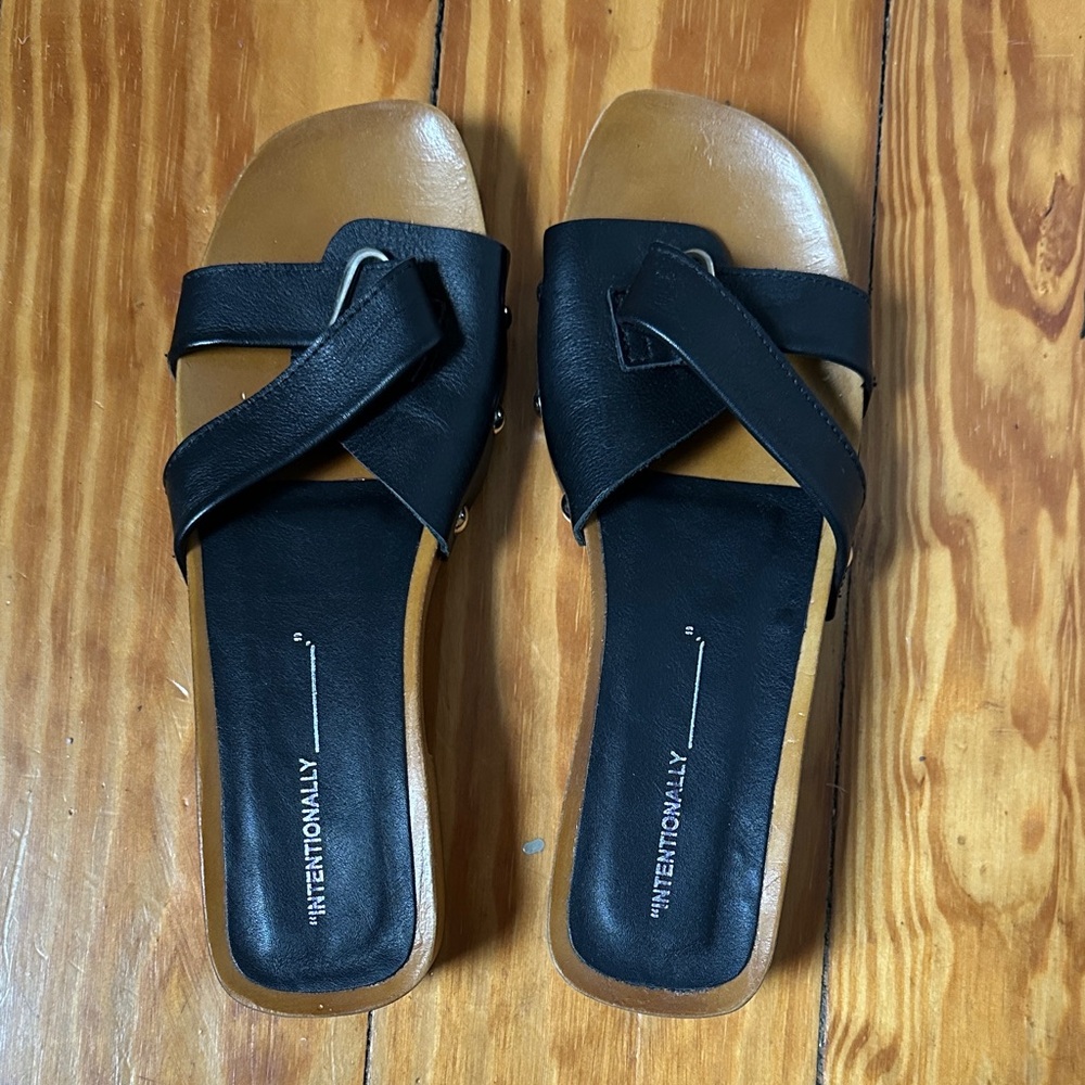 INTENTIONALLY BLANK Black and Tan Sandals Size 8.5